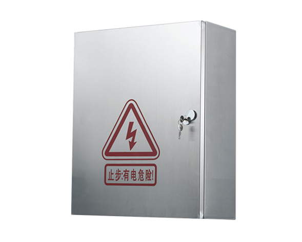 JXF系列掛墻式控制箱是一種根據(jù)元件型號(hào)、規(guī)格、數(shù)量設(shè)計(jì)組裝成各種控制功能的不銹鋼配電箱，由于箱體的尺寸大小可以任意選擇，使結(jié)構(gòu)緊密到相當(dāng)完善的組合。掛墻式安裝…